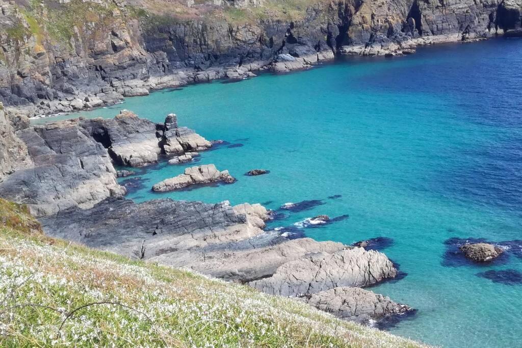 Farm Accommodation - The Lizard Peninsula, Cornwall Хелстон Экстерьер фото